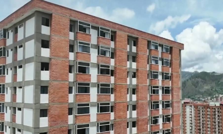 Gobierno interino entrega 87 viviendas a familias afectadas por terremotos