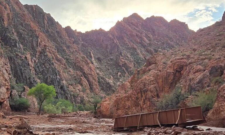 Un muerto y 5 desaparecidos tras inundación repentina en el Gran Cañón en Arizona