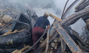 Bomberos controlan incendio en tres galpones de El Llanito