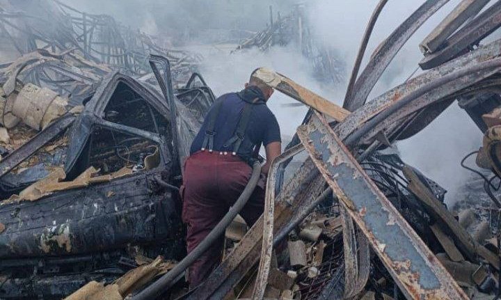 Bomberos controlan incendio en tres galpones de El Llanito