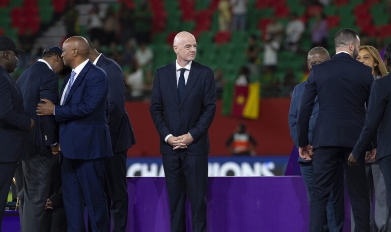 Aficionados piden la dimisión de Infantino y una reforma de la Fifa