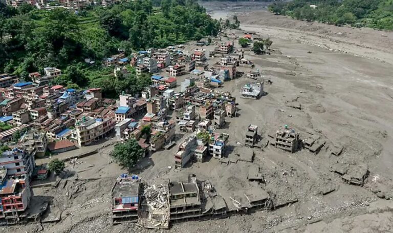 Suman más de 290 muertos y más de 1.400 desaparecidos en Nepal y Tíbet tras deslave