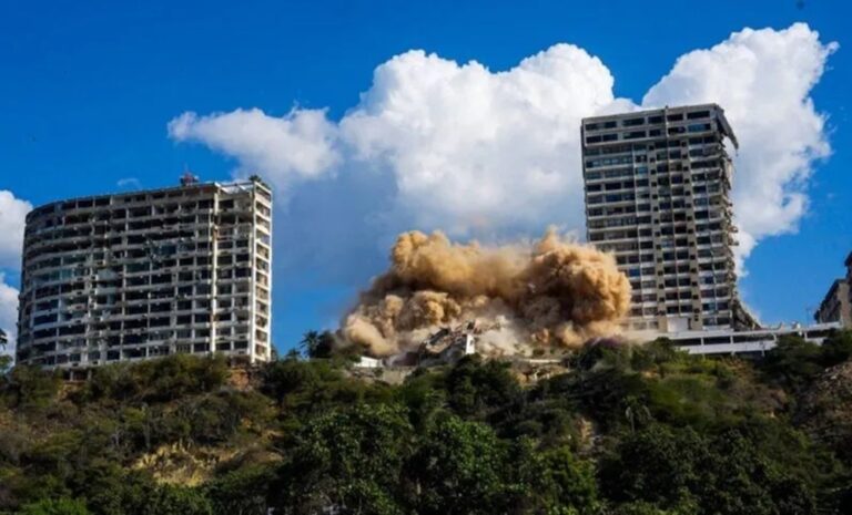 Demuelen edificio Samantha A en La Guaira tras daños irreversibles por los terremotos