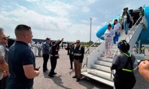Llega el primer vuelo de repatriación procedente de EE. UU. desde los terremotos