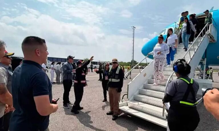 Llega el primer vuelo de repatriación procedente de EE. UU. desde los terremotos