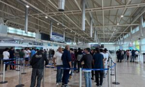 Madres exigen responder por retención de deportados que murieron en terremotos