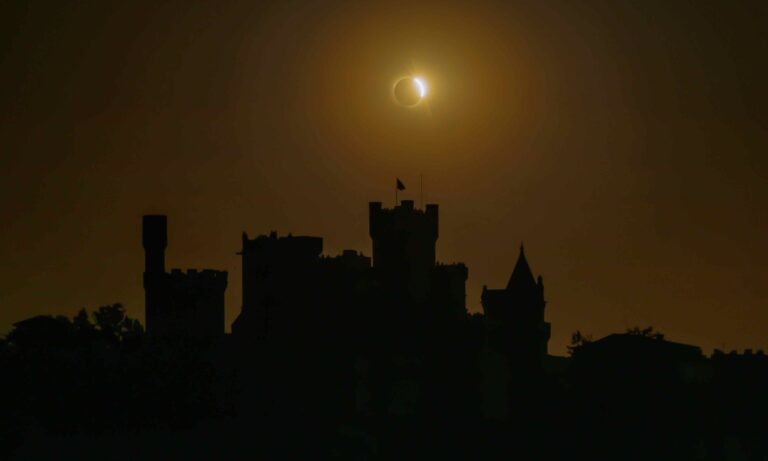 Millones de personas presencian en España el histórico eclipse solar total