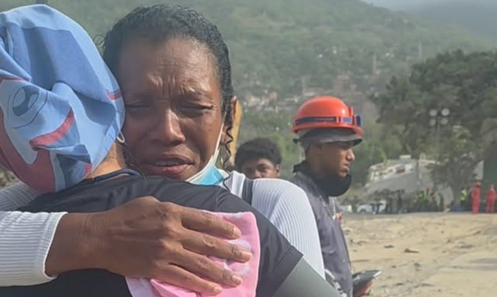 Miriam halla el cuerpo de su madre entre escombros de La Guaira tras 40 días de los terremotos