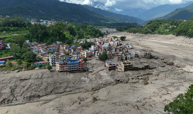 Al menos 98 muertos y más de 700 desaparecidos por inundaciones repentinas en Nepal y China