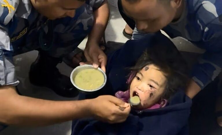 Manisha sobrevive tras 60 horas debajo de los escombros en Nepal