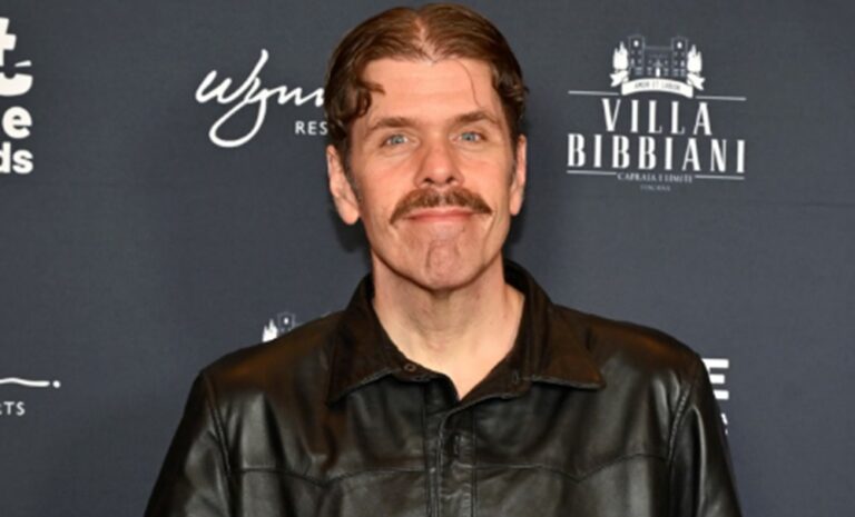 Familia del bloguero Perez Hilton confirma que recibe tratamiento médico tras “autolesionarse” en vivo