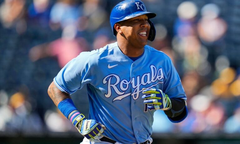 Salvador Pérez logra su temporada número 12 con 100 hits en la MLB