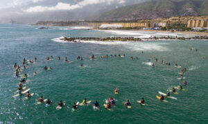 Surfistas rinden homenaje a víctimas de los terremotos en La Guaira