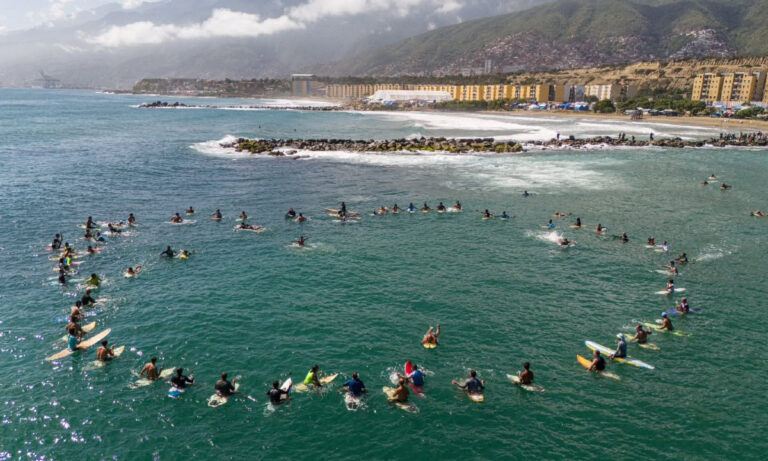 Surfistas rinden homenaje a víctimas de los terremotos en La Guaira