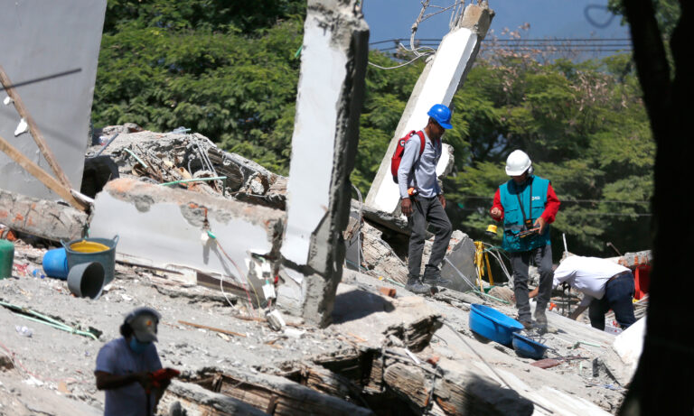 Contabilizan 240 muertos en 4 regiones por el terremoto en Colombia