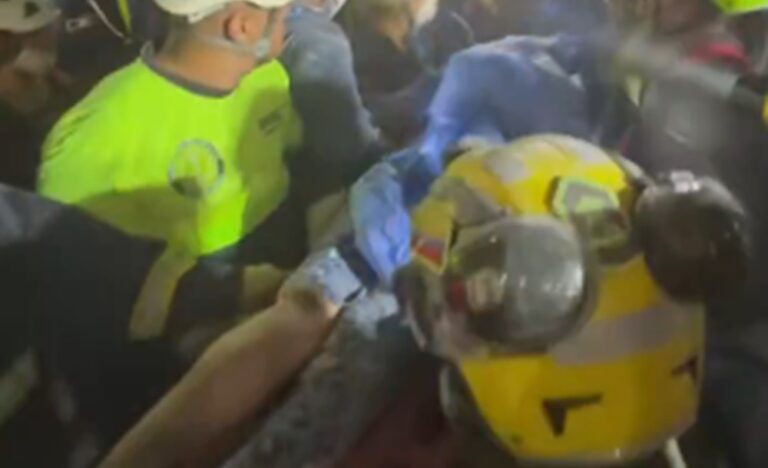 Rescatan viva a joven atrapada 36 horas bajo escombros en Pereira