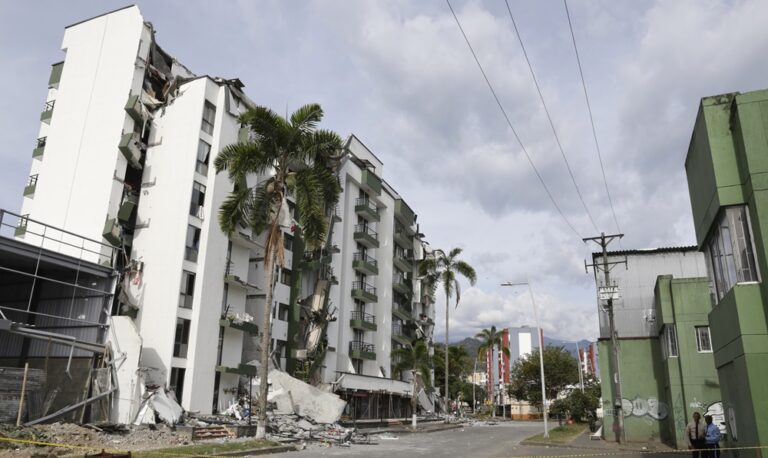 Madre e hijo sobrevivientes del terremoto en Colombia : “Gracias a Dios estamos con vida”