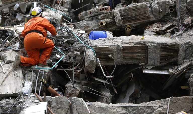 Suben a 273 los muertos por el terremoto en Colombia