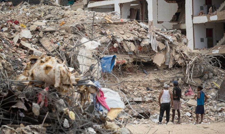 Asciende a 6.301 la cifra oficial de muertos por el doble terremoto
