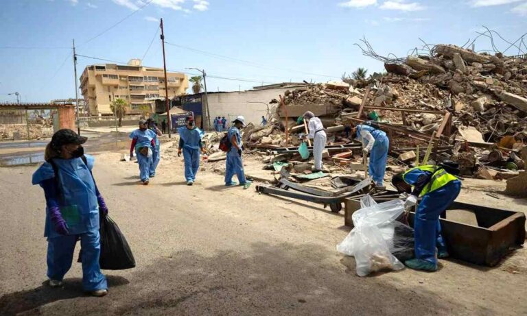 Voluntarios limpian La Guaira para reducir contaminación tras terremotos