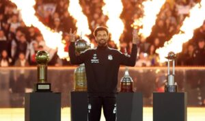 Camiseta cae del cielo en bienvenida multitudinaria a Vozinha en el Colo Colo