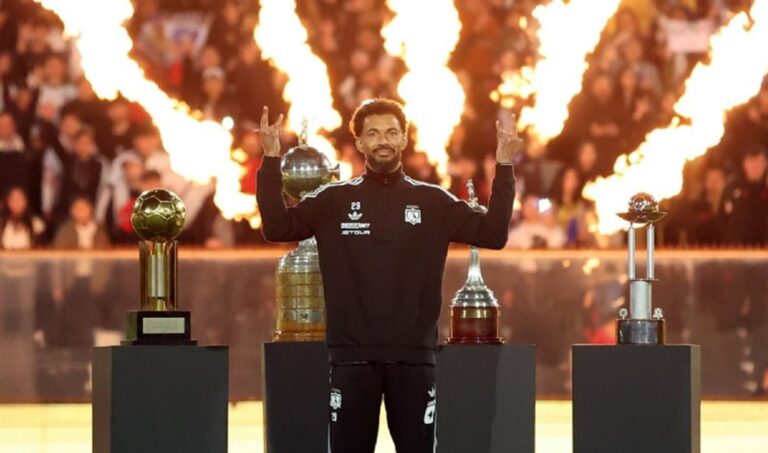 Camiseta cae del cielo en bienvenida multitudinaria a Vozinha en el Colo Colo