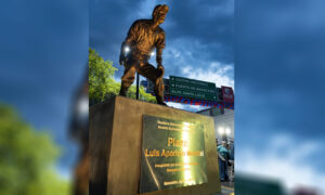 Alcaldía de Maracaibo devela primera estatua en Venezuela en honor a Luis Aparicio