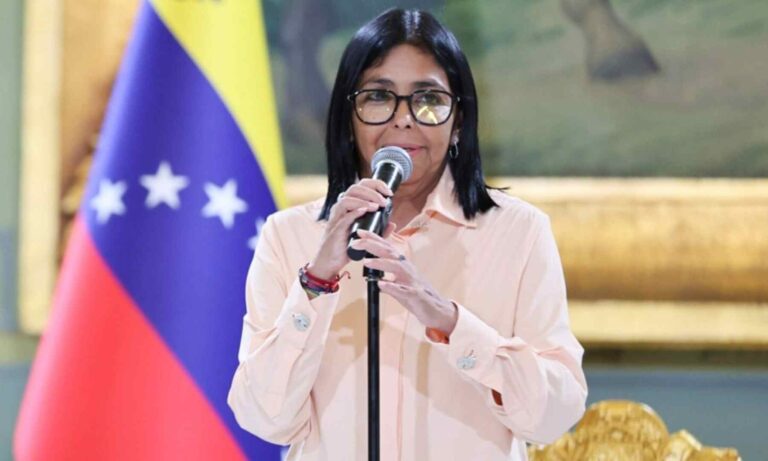 Delcy Rodríguez celebra el “primer paso” en el diálogo entre el oficialismo y la oposición
