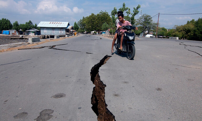 Terremoto de 7,7 golpea Indonesia y otro de 5 sacude Granada