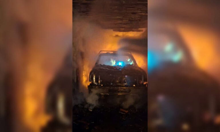 Incendio en la urbanización San Rafael consume varios vehículos