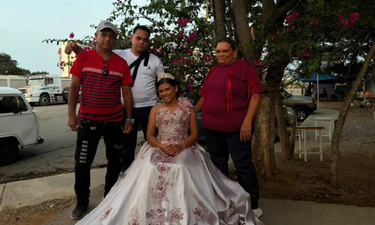 Joven celebra sus 15 años entre las ruinas que dejó el doble sismo en La Guaira