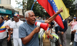 Sindicalistas protestan frente a la sede del diálogo en Caracas para exigir elecciones