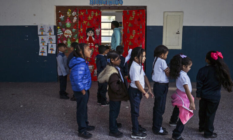 Más de 86.000 estudiantes son reubicados tras los sismos del 24 de junio