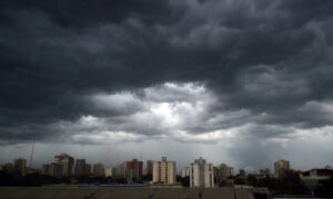 Maracaibo amanece bajo fuertes lluvias y reportan anegaciones en varios sectores