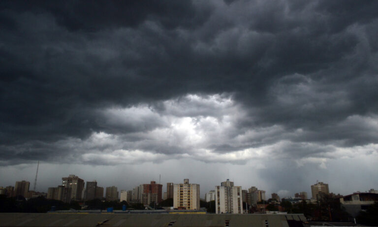 Maracaibo amanece bajo fuertes lluvias y reportan anegaciones en varios sectores