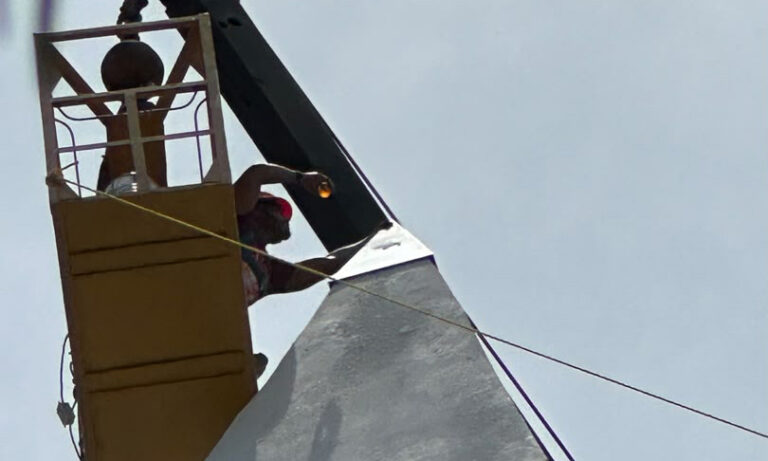 Reinstalan piramidión del Obelisco de la Plaza de la República tras daños por lluvias