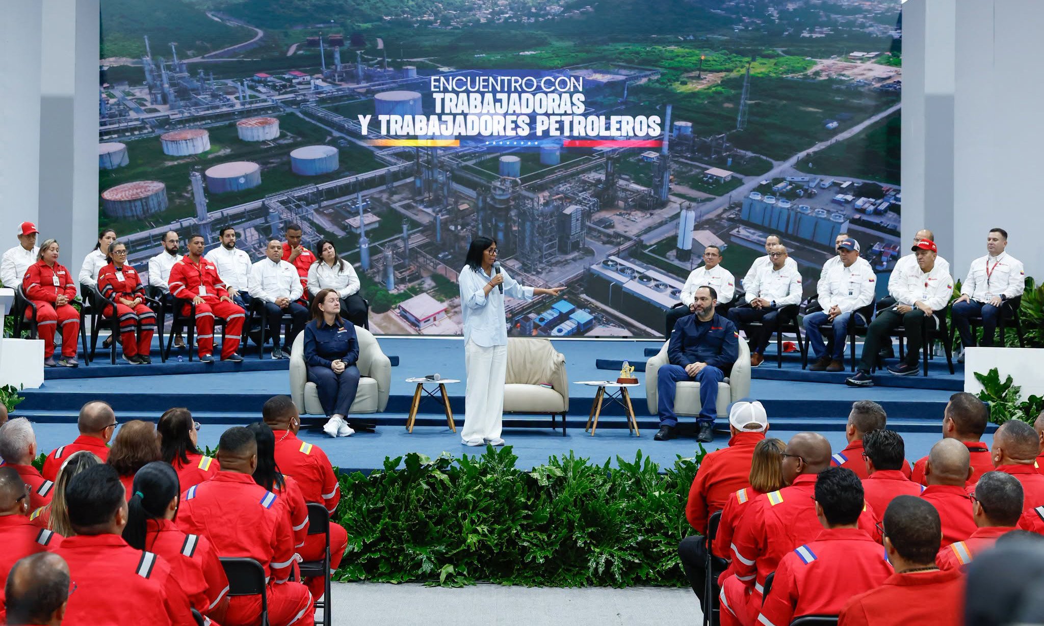 Delcy Rodríguez dice que la Venezuela petrolera ayudará a equilibrar la economía mundial