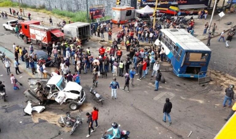 Gandola sin frenos impacta 12 vehículos y deja 3 fallecidos y 13 heridos en Caracas