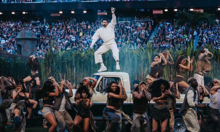 Bad Bunny gana su primer Emmy por el show de medio tiempo del Super Bowl