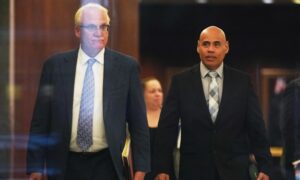 Agente del ICE que disparó a venezolano se declara inocente de cargos federales por mentir al FBI