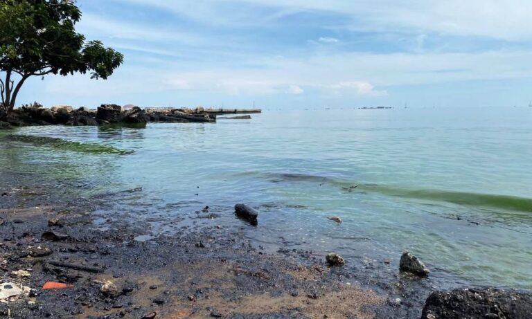Denuncian grave fuga de gas y derrame petrolero en las costas de Cabimas