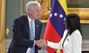 EE. UU. prevé firma de más acuerdos petroleros con el Gobierno interino esta semana