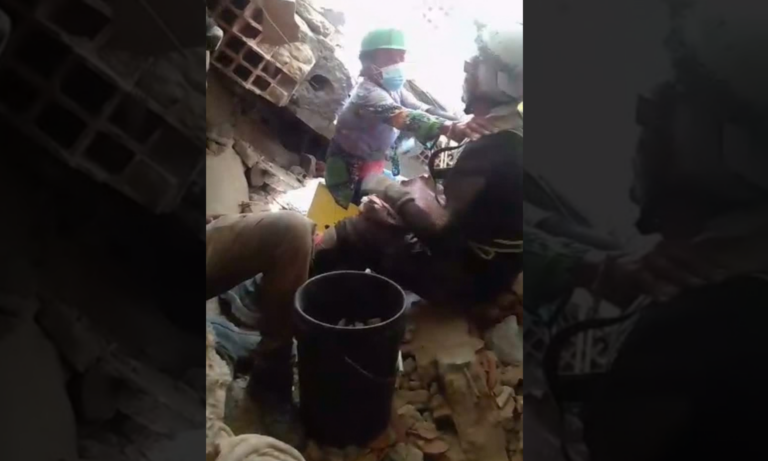 Voluntarios hallan y entregan ahorros a una mujer que busca a su esposo en La Guaira