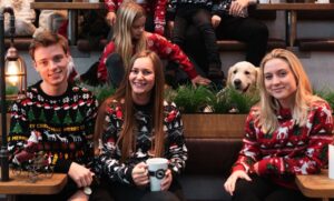 El suéter navideño que pasó de ser una broma familiar a un símbolo de celebración colectiva
