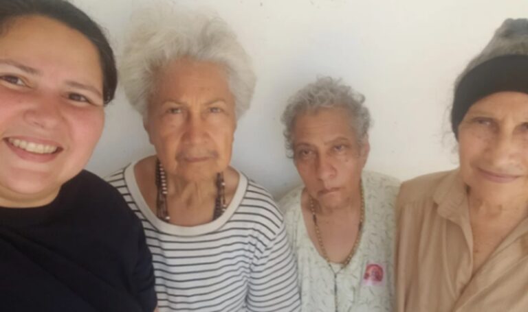 Clama ayuda para atender a su madre y dos tías con deterioro cognitivo 
