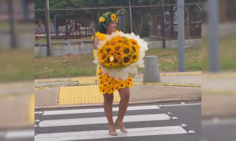 Mujer sorprende en las calles marabinas vestida de girasoles por el Día de las Flores Amarillas