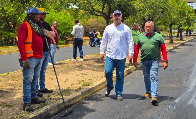 Gobernador supervisa inicio del Plan de Asfaltado en 4 kilómetros entre Maracaibo y San Francisco