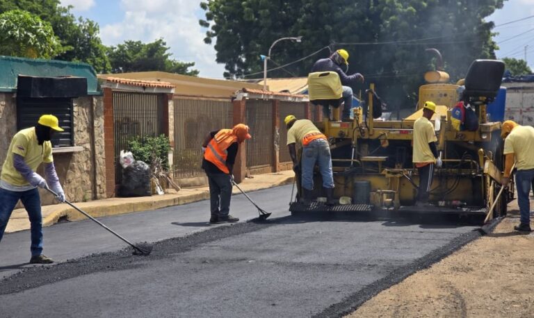 Luis Caldera inicia Plan Estadal de Asfaltado en vías del barrio Alberto Carnevalli