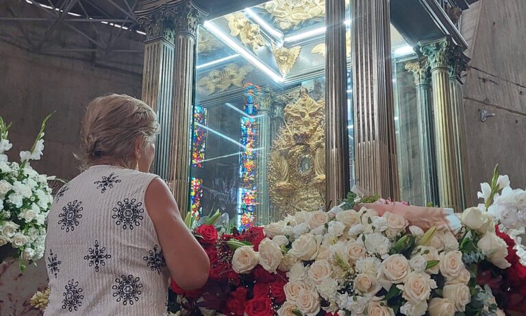 Grupo zuliano engalana el altar de la Virgen de Coromoto con 2.800 flores