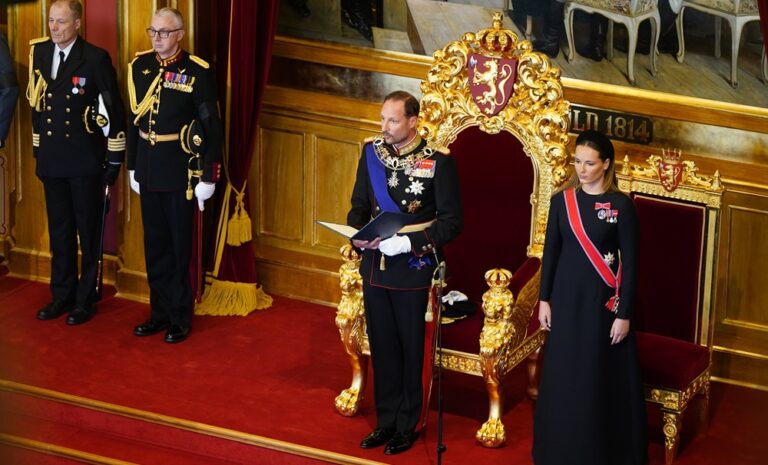 El rey Haakon VIII jura la Constitución ante el Parlamento noruego